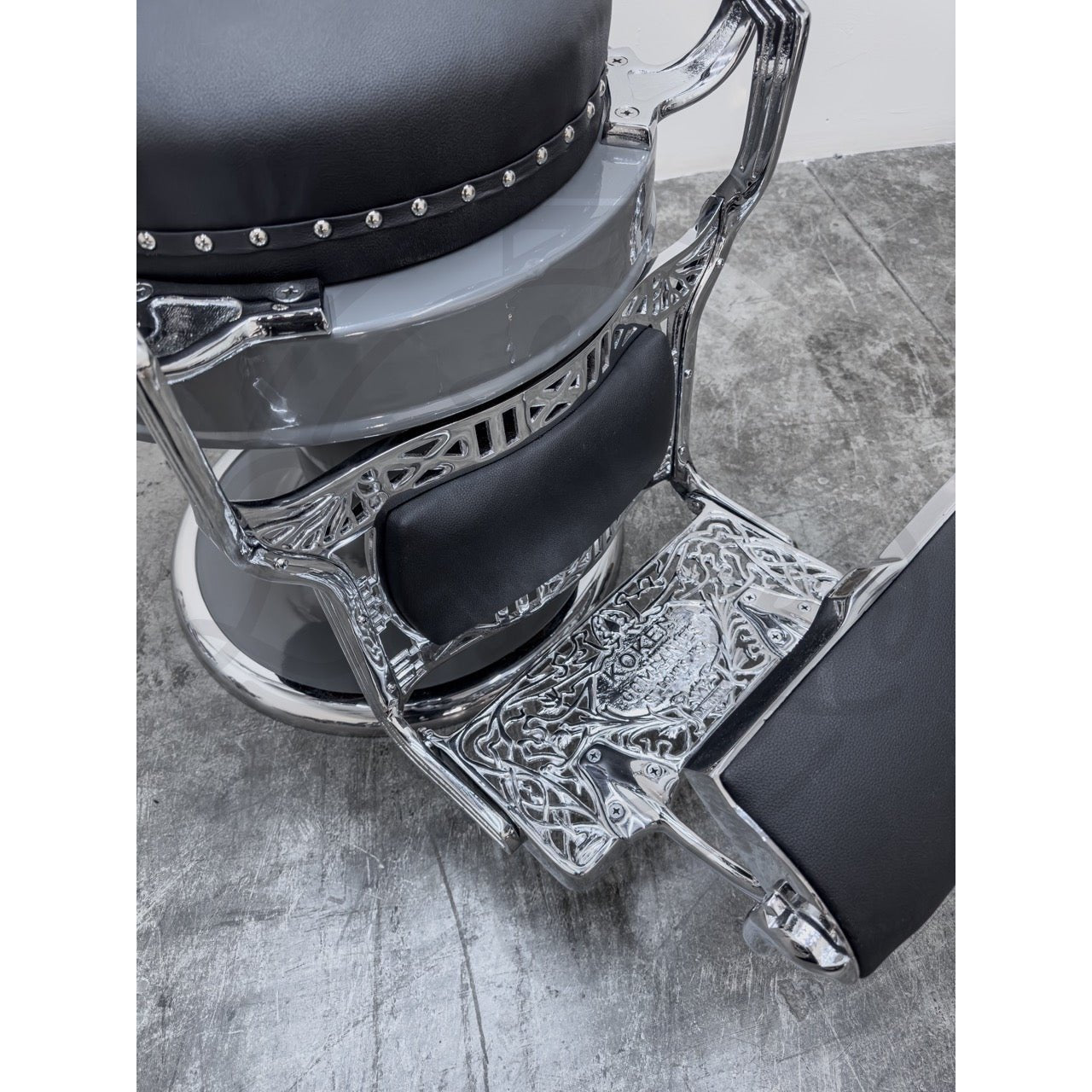 Vintage Round Seat Koken - Chrome on Nardo Gray